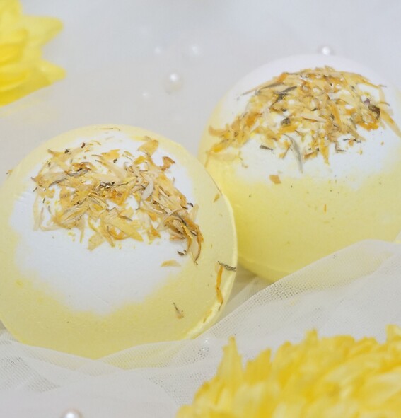 ENERGIZING MARIGOLD BATH BOMB