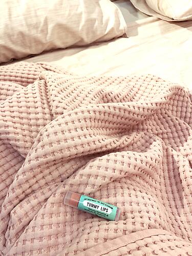 YUMMY LIPS INTENSIVE LIP THERAPY WITH ROSE GERANIUM