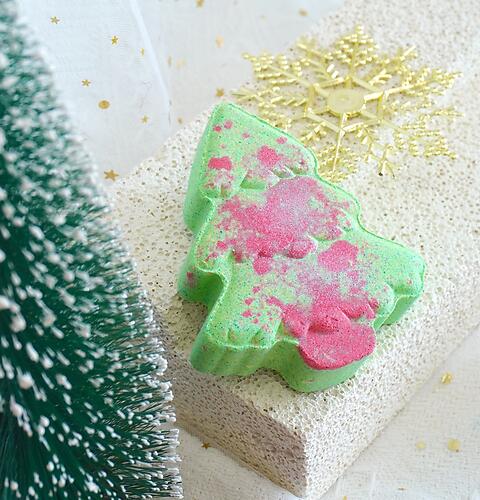 CHRISTMAS TREE BATH BOMB